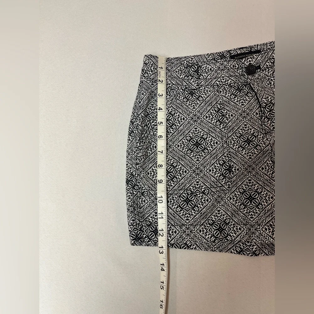 2/$20 - Stylish Black and White Banana Republic Boho Aztec Patterned Shorts - S - Picture 7 of 10
